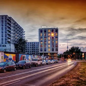 Otel Schulz At The East Side Gallery, Berlin